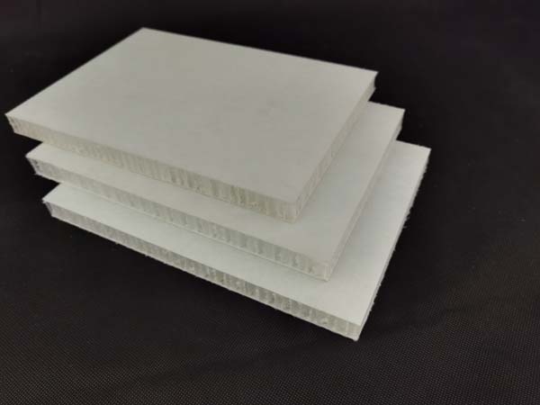 城市路政(zhèng)施工複合cfrt建(jian)築模闆工地(di)塑料模闆的(de)優勢