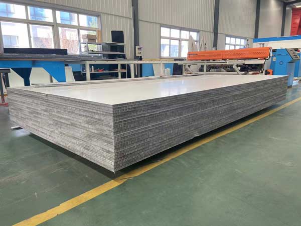 CFRTP材料(liào)闆更耐(nai)高溫可(kě)與高強(qiáng)度鋼媲(pi)美